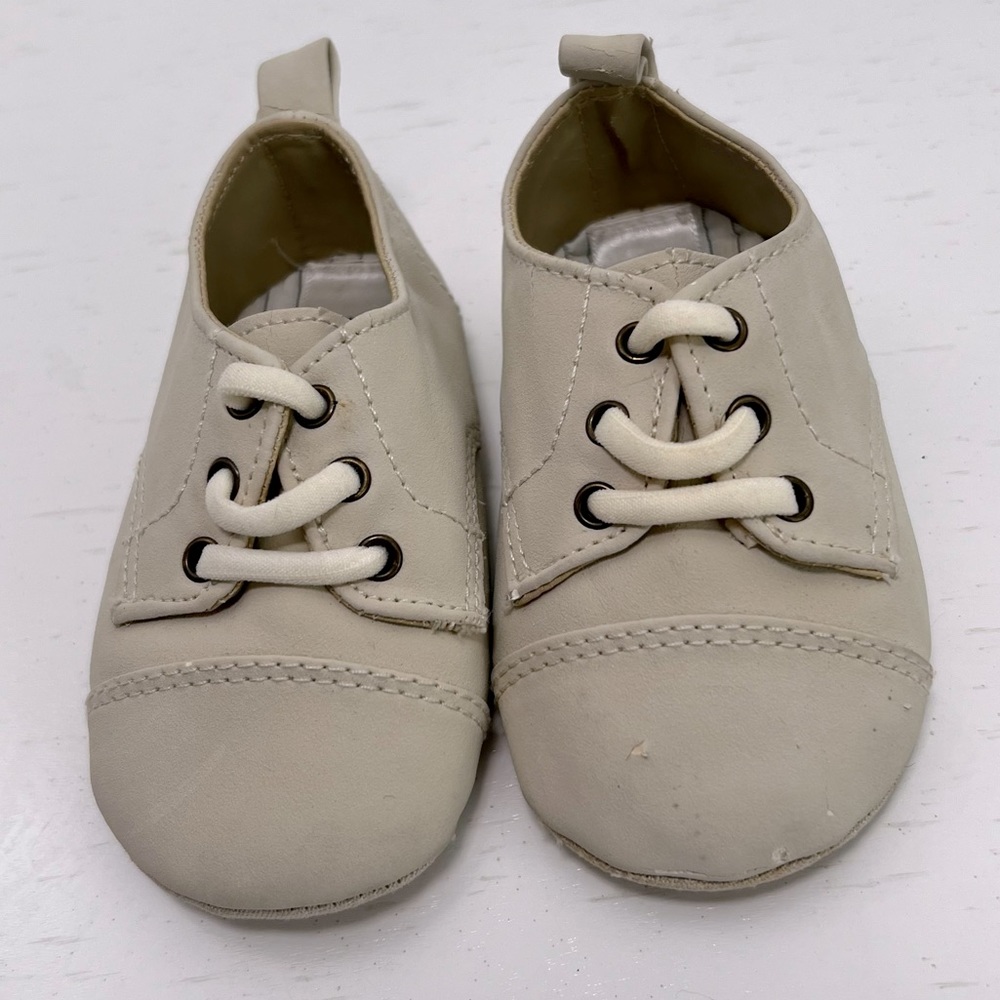 GAP - crib shoes - neutral size 6-12 months - Picture 1 of 9